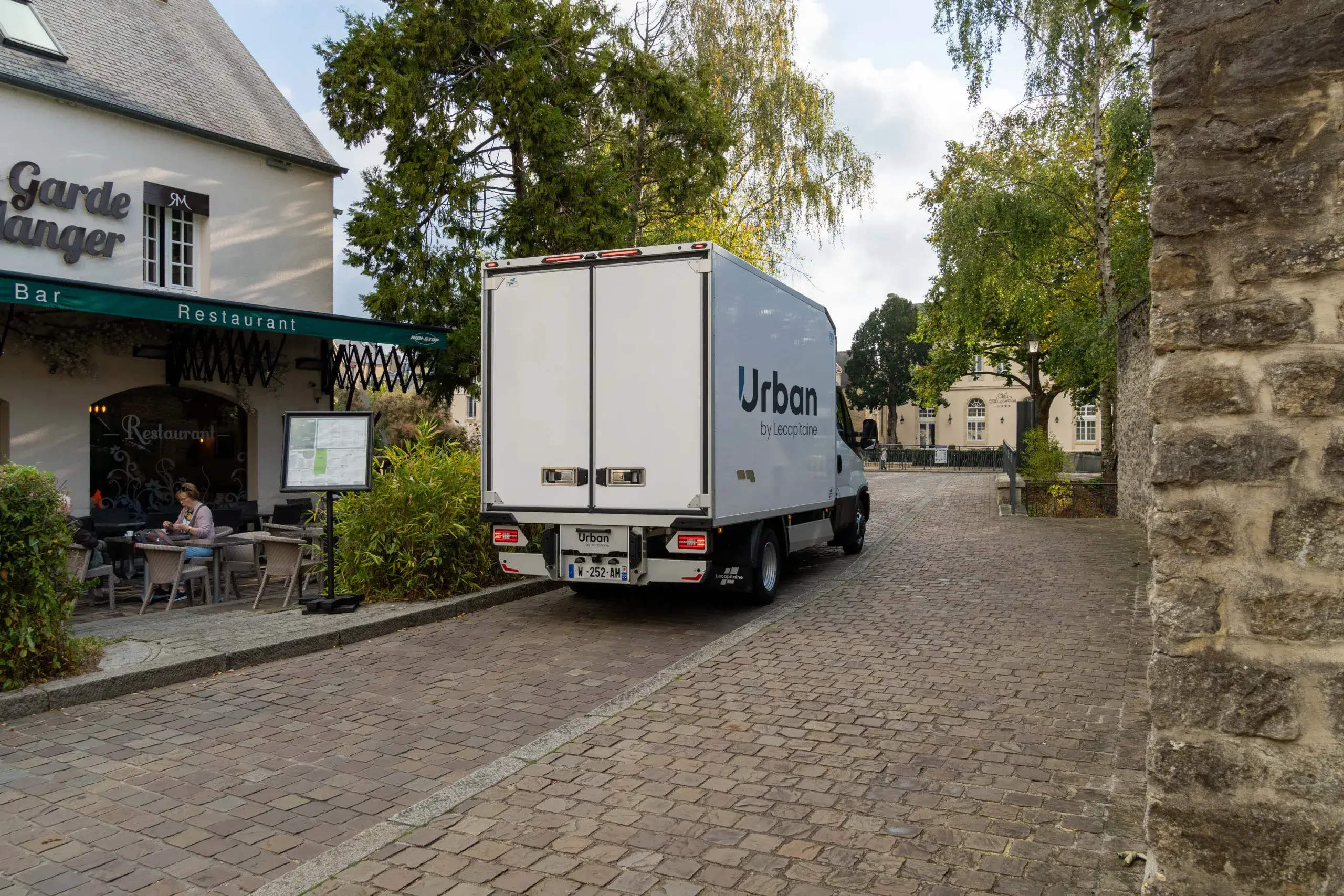 Véhicule Urban by Lecapitaine circulant dans Bayeux